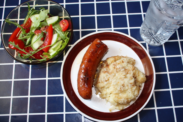 Lavkarbo Bratwürst-pølse, blomkålmos og salat