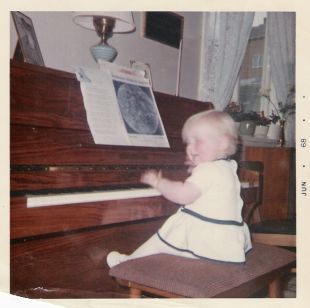 Meg ved pianoet i juni 1968